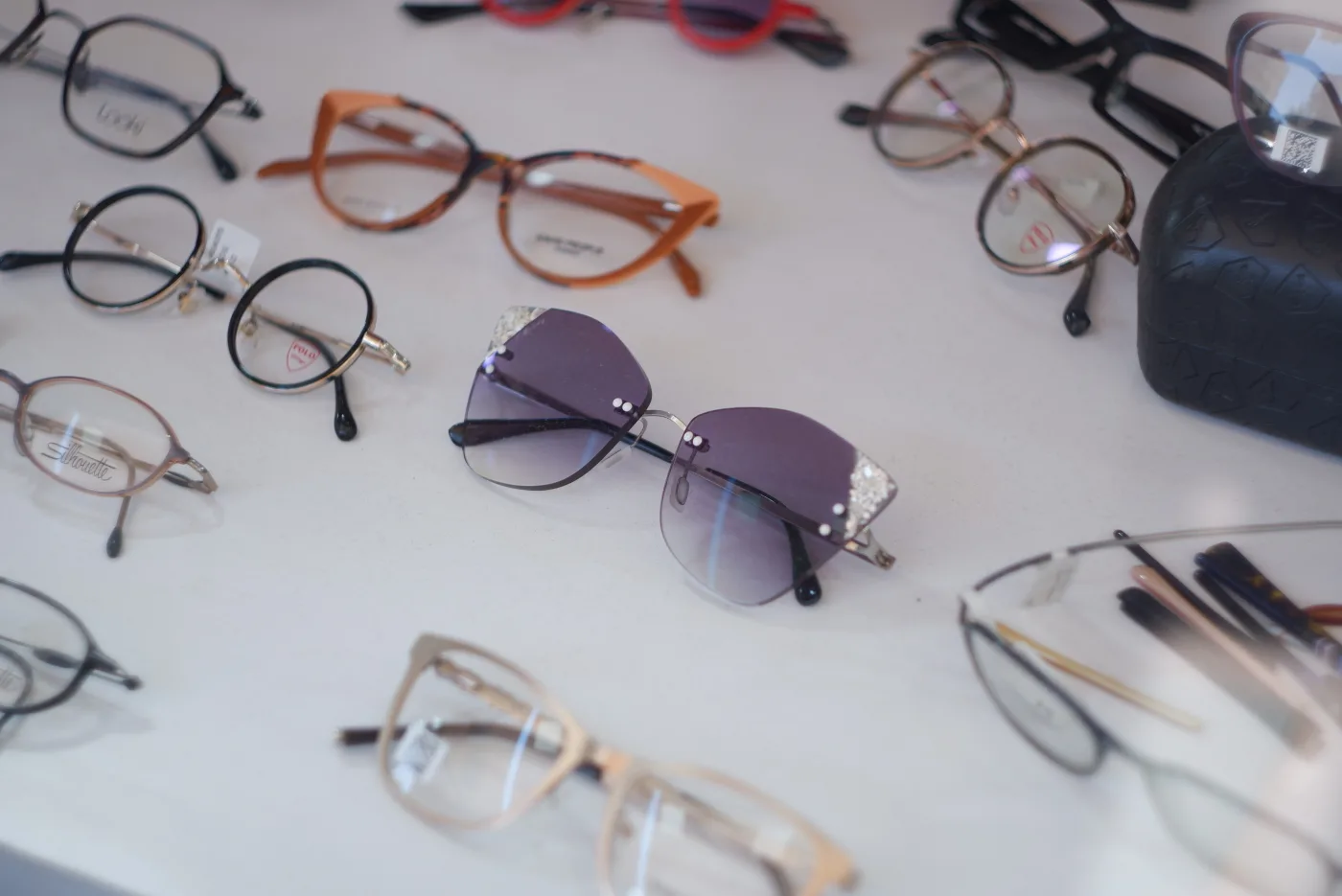 Prescription eyeglass frames in the Çarşı Optik showcase — acetate and thin metal models, Antalya