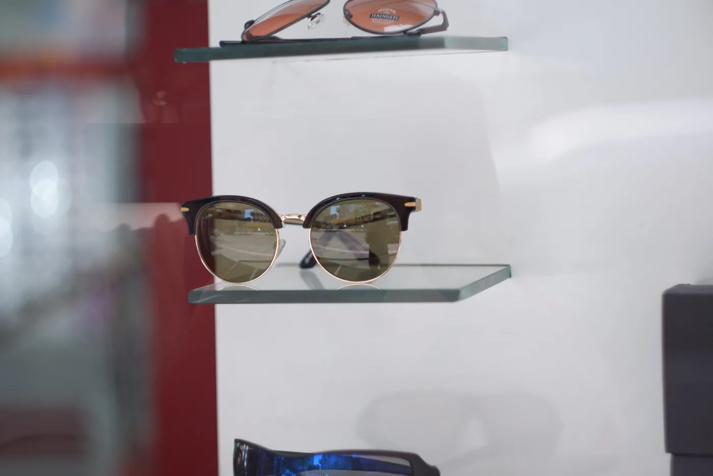 Browline (clubmaster) sunglasses on a glass shelf — Çarşı Optik Antalya